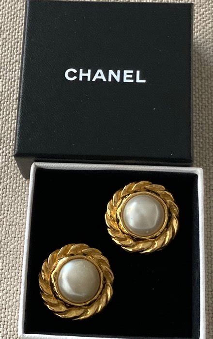 chanel oorbellen parel